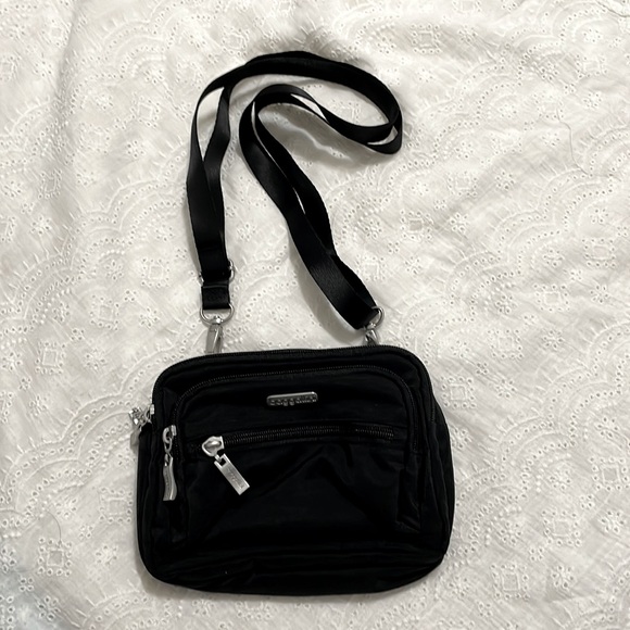 baggallini black travel crossbody bag / purse